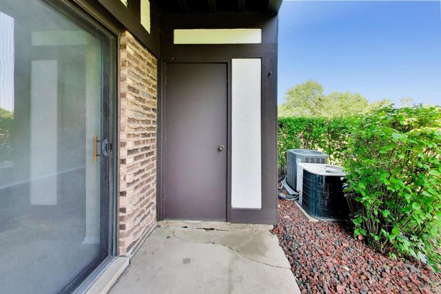 855 Johnstown Lane A, Wheaton, IL 60189