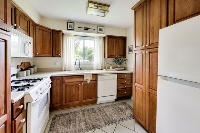 855 Johnstown Lane A, Wheaton, IL 60189