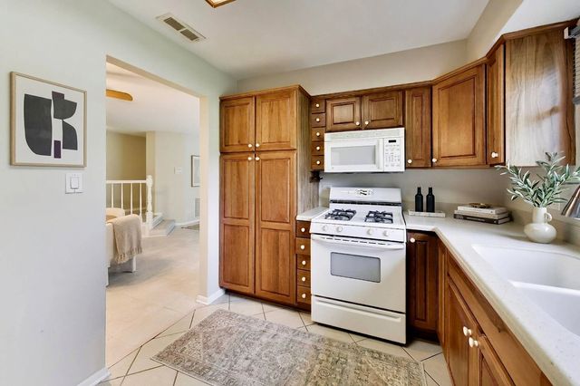 855 Johnstown Lane A, Wheaton, IL 60189