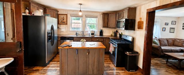 2039 Blackburn Hollow Rd, Cornersville, TN 37047