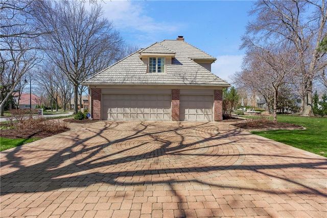 2640 W 118th Terrace, Leawood, KS 66211