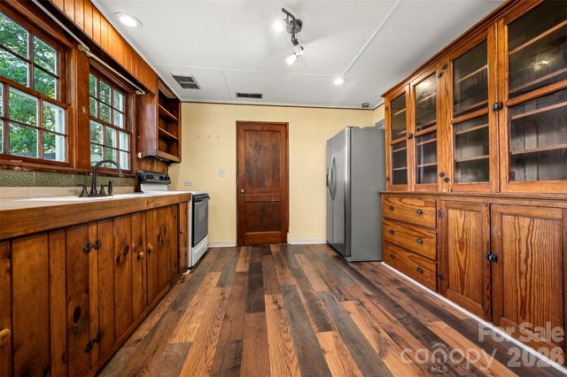 720 Sylvan Boulevard, Hendersonville, NC 28791