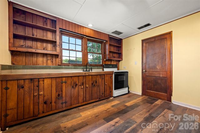 720 Sylvan Boulevard, Hendersonville, NC 28791
