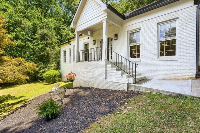 152 Oakwood Hills Drive, Suwanee, GA 30024