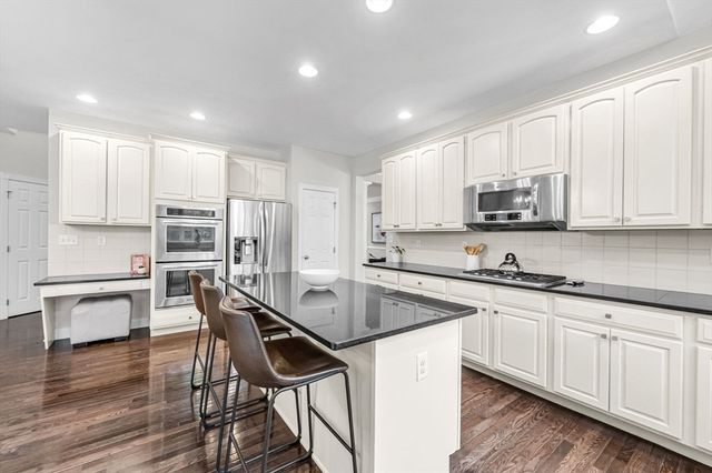 16 York Cir, Walpole, MA 02032