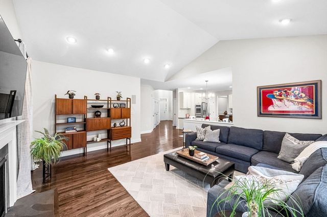 16 York Cir, Walpole, MA 02032