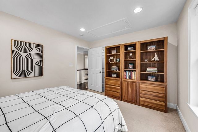 16 York Cir, Walpole, MA 02032