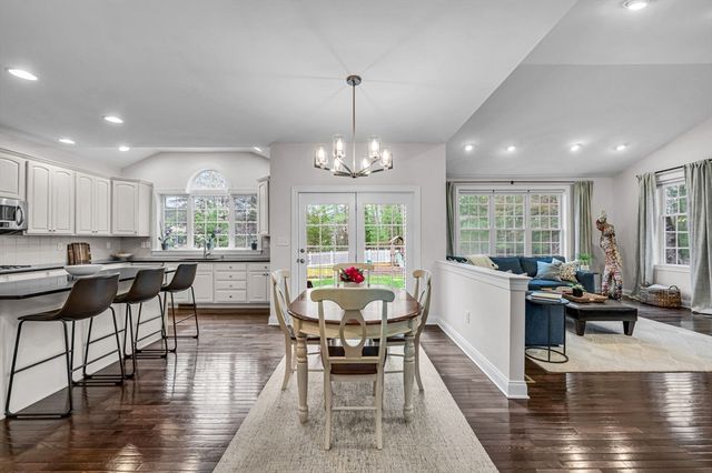 16 York Cir, Walpole, MA 02032