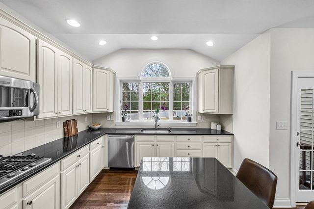 16 York Cir, Walpole, MA 02032