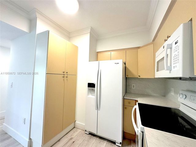 9340 Fontainebleau Blvd 406, Miami, FL 33172