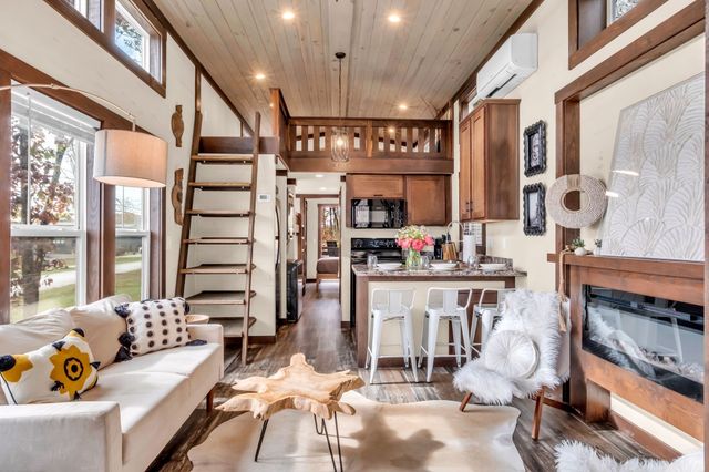 740 Waters Edge Way, Tracy City, TN 37387