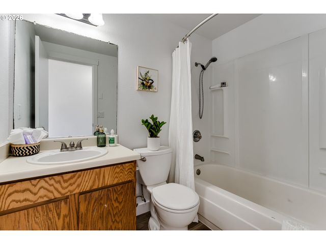 2456 CARBONA St, Eugene, OR 97404