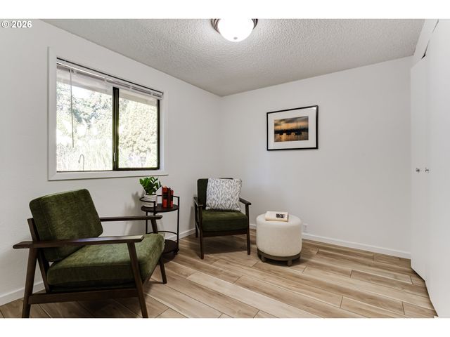 2456 CARBONA St, Eugene, OR 97404