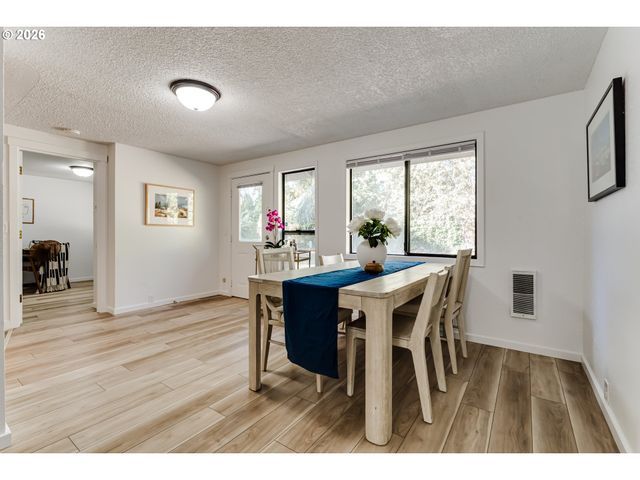 2456 CARBONA St, Eugene, OR 97404
