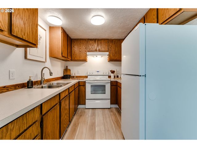 2456 CARBONA St, Eugene, OR 97404