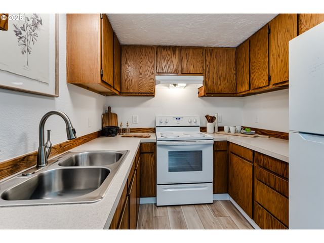 2456 CARBONA St, Eugene, OR 97404