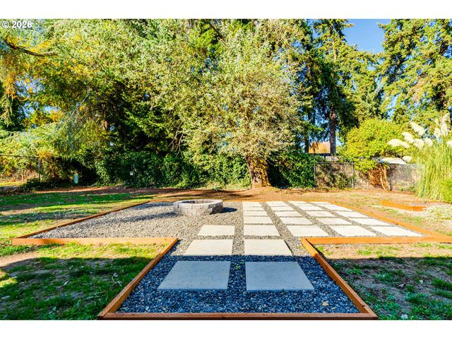 2456 CARBONA St, Eugene, OR 97404