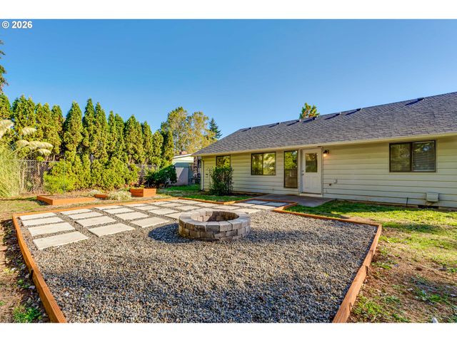 2456 CARBONA St, Eugene, OR 97404