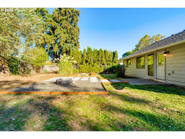 2456 CARBONA St, Eugene, OR 97404