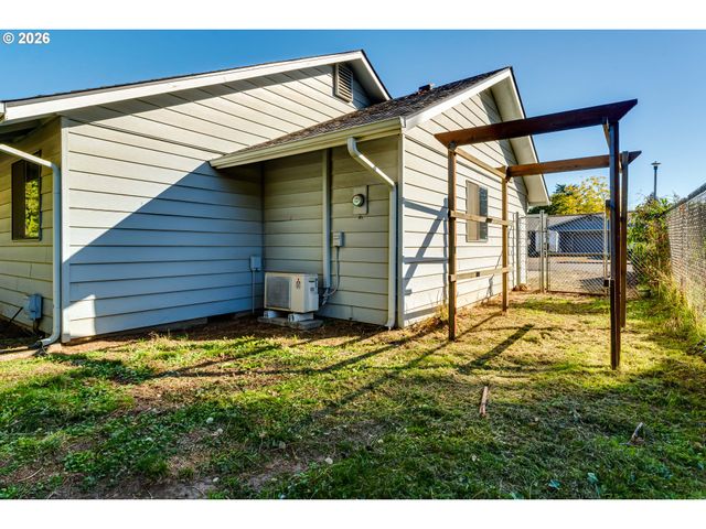 2456 CARBONA St, Eugene, OR 97404