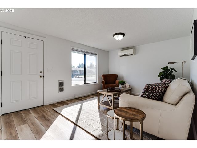 2456 CARBONA St, Eugene, OR 97404