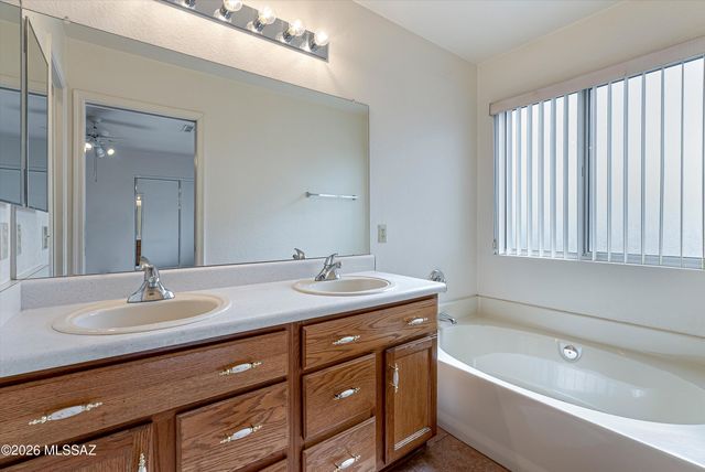 7983 S Teaberry Avenue, Tucson, AZ 85747