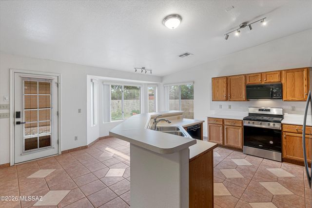 7983 S Teaberry Avenue, Tucson, AZ 85747