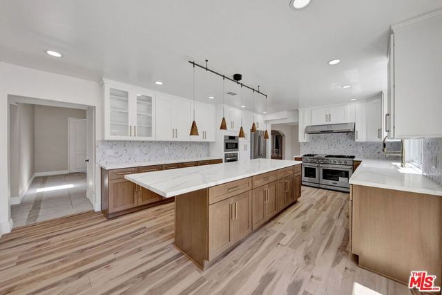 16608 Park Lane Circle, Los Angeles, CA 90049