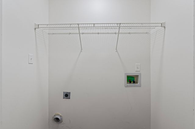 9058 W SNOW DRIFT LN, Memphis, TN 38016