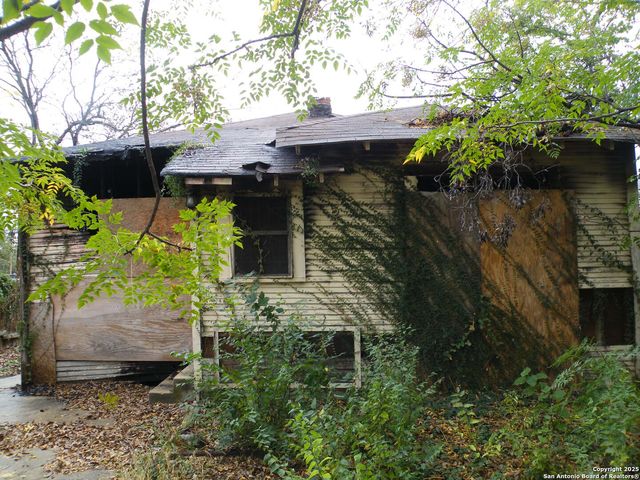 1221 crockett, San Antonio, TX 78202