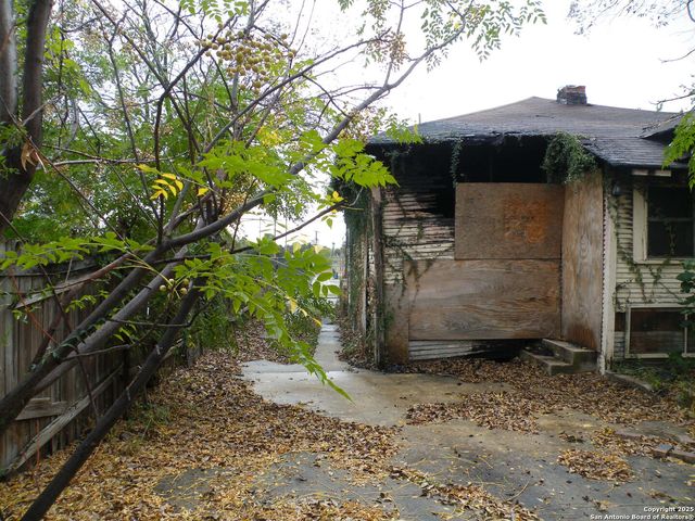 1221 crockett, San Antonio, TX 78202
