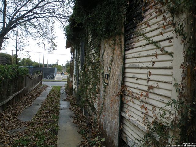 1221 crockett, San Antonio, TX 78202