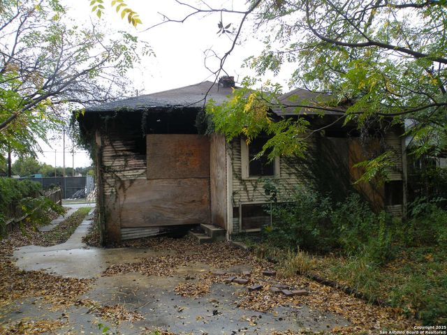 1221 crockett, San Antonio, TX 78202