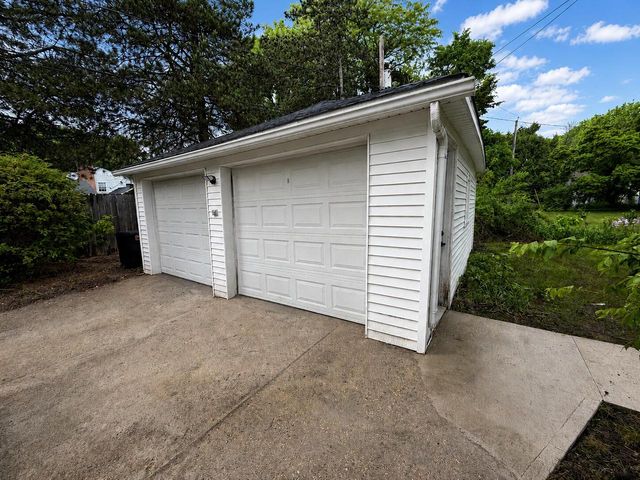 7531 N Lake DRIVE, Fox Point, WI 53217