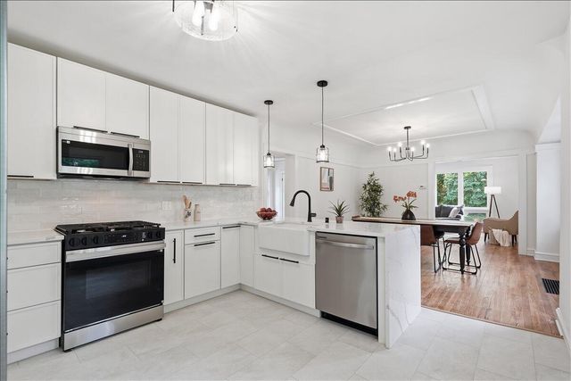 7531 N Lake DRIVE, Fox Point, WI 53217