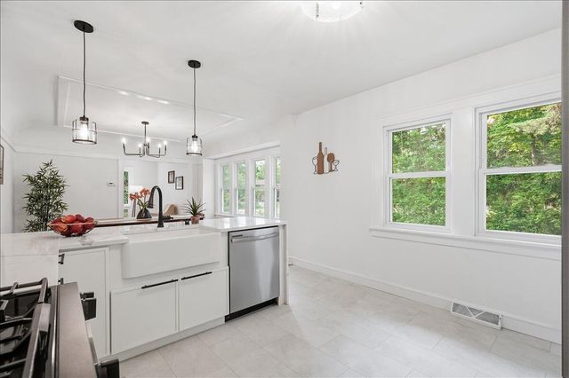 7531 N Lake DRIVE, Fox Point, WI 53217
