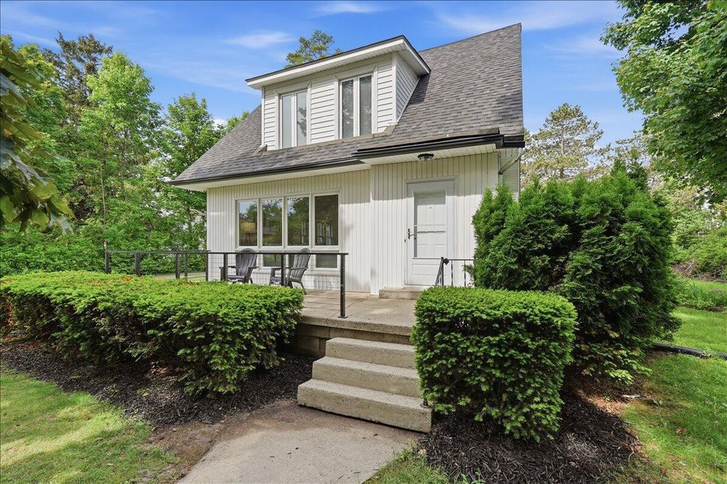 7531 N Lake DRIVE, Fox Point, WI 53217