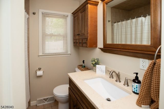 27 E Shore Trl, Hardyston Twp., NJ 07460
