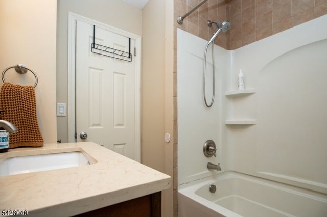 27 E Shore Trl, Hardyston Twp., NJ 07460