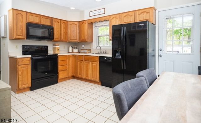 27 E Shore Trl, Hardyston Twp., NJ 07460