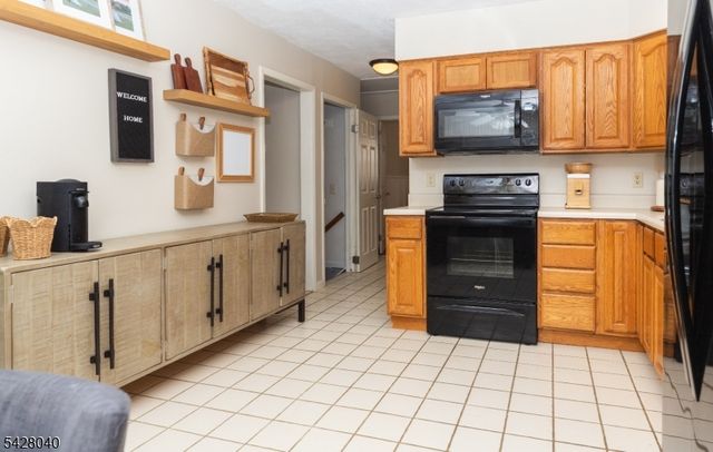 27 E Shore Trl, Hardyston Twp., NJ 07460