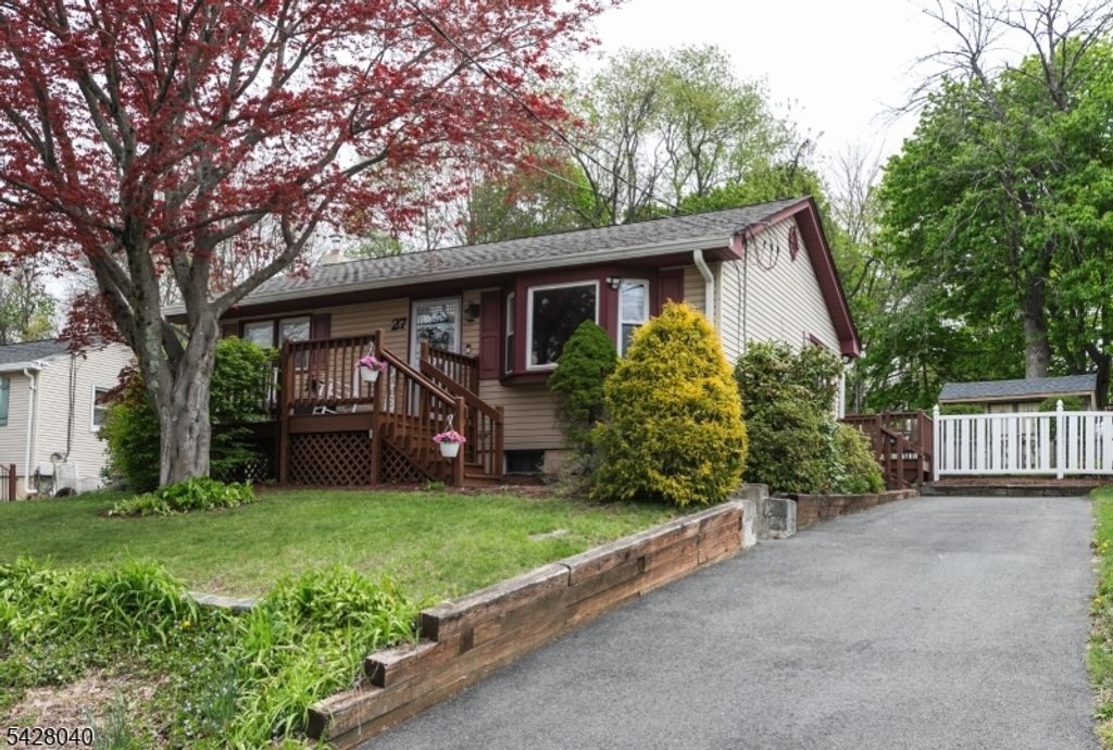 27 E Shore Trl, Hardyston Twp., NJ 07460