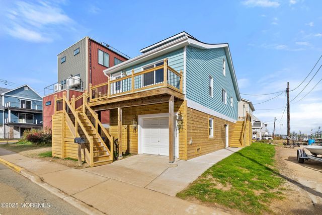 11 Cheerful Place, Highlands, NJ 07732