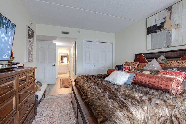 7450 Lincoln Avenue 501, Skokie, IL 60076