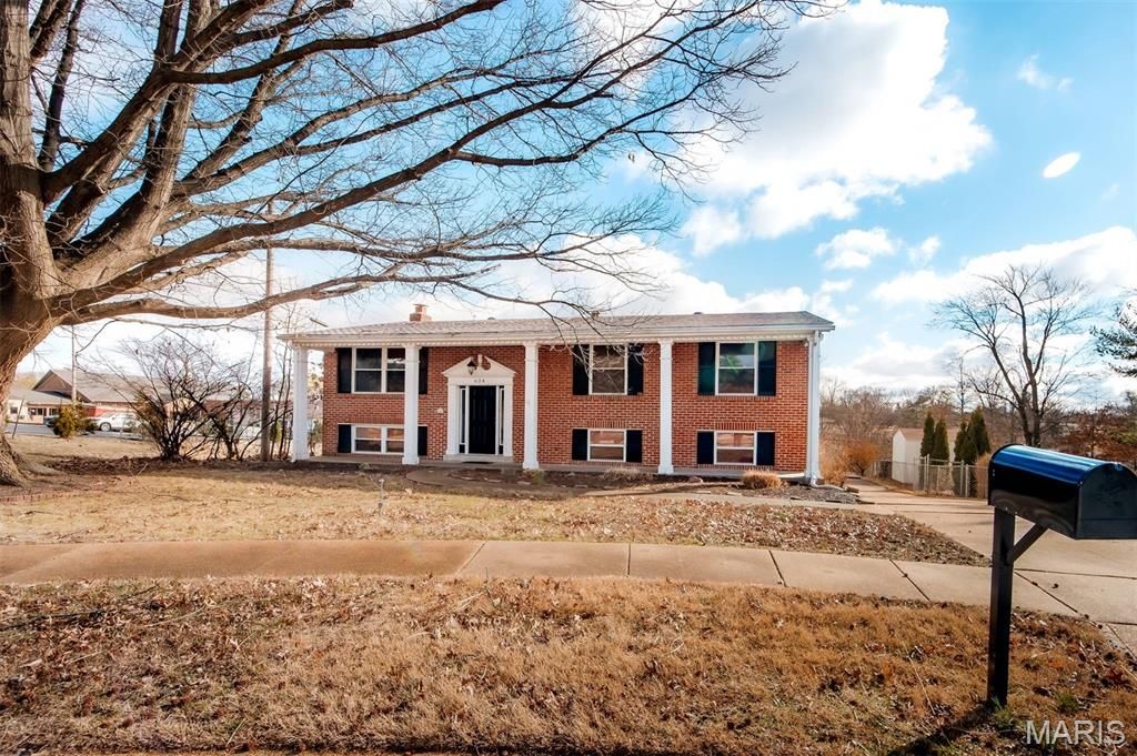 624 Sandy Oak Drive, Manchester, MO 63021