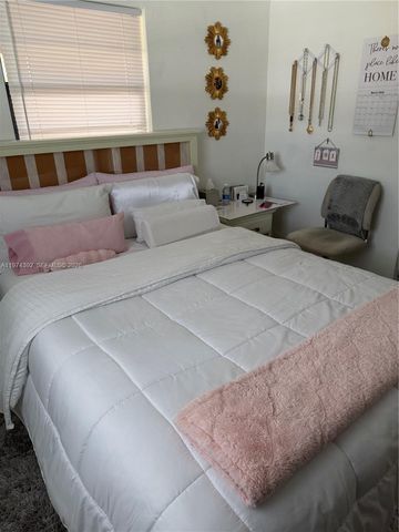 6060 NE 6th Ter, Oakland Park, FL 33334