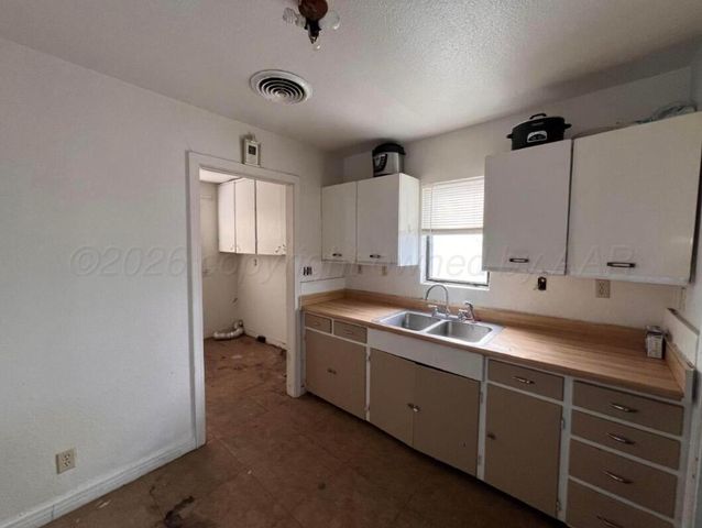 427 Clark Avenue, Stinnett, TX 79083