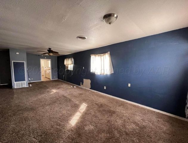 427 Clark Avenue, Stinnett, TX 79083