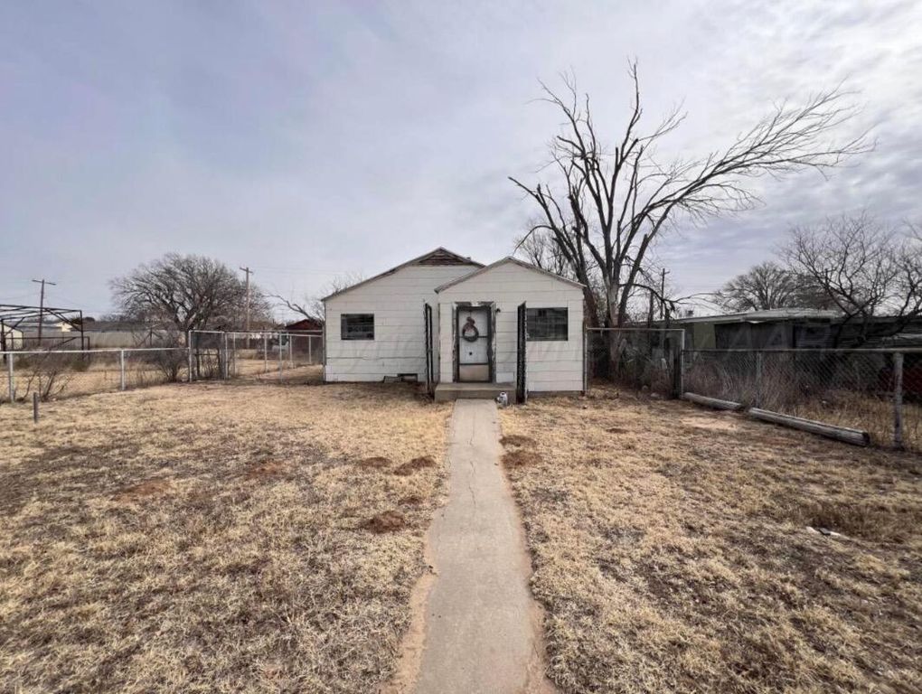 427 Clark Avenue, Stinnett, TX 79083