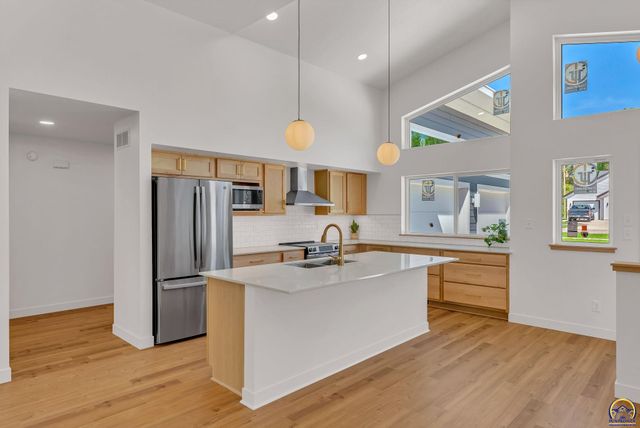 3339 NW Dawdy CT, Topeka, KS 66618